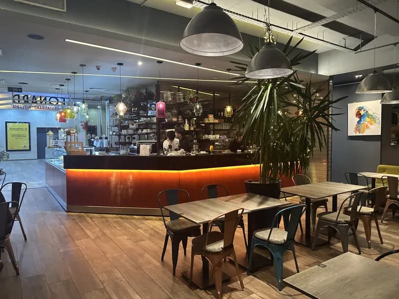 Le bar éclairé à l'orange, suspensions noires et plantes