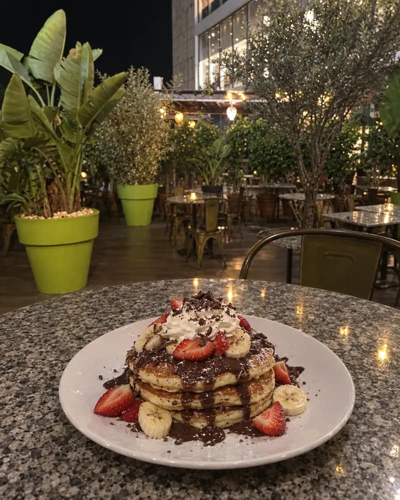 Trio de pancakes, sauce chocolat, fruits et chantilly