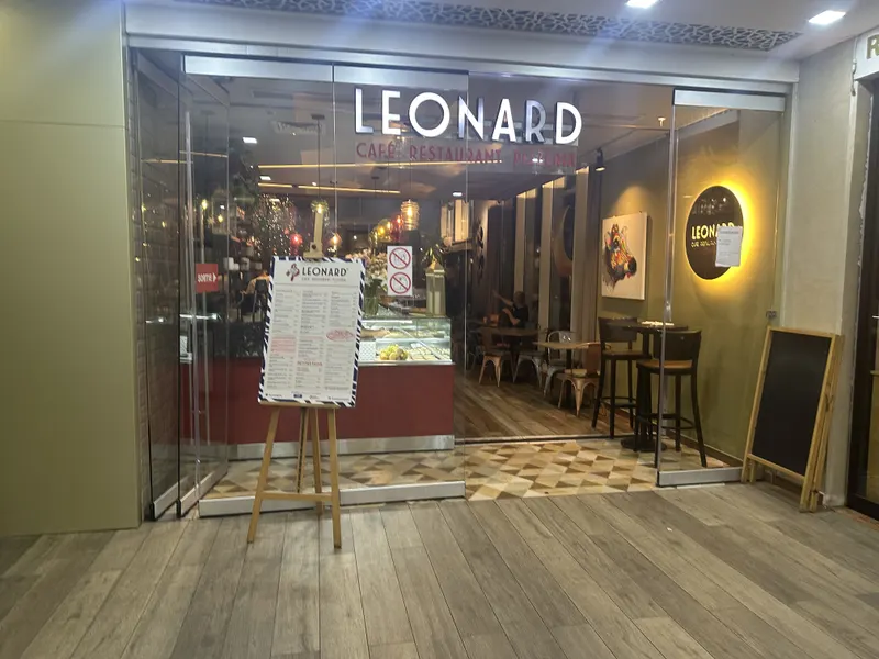 L'enseigne LEONARD à l'entrée du restaurant